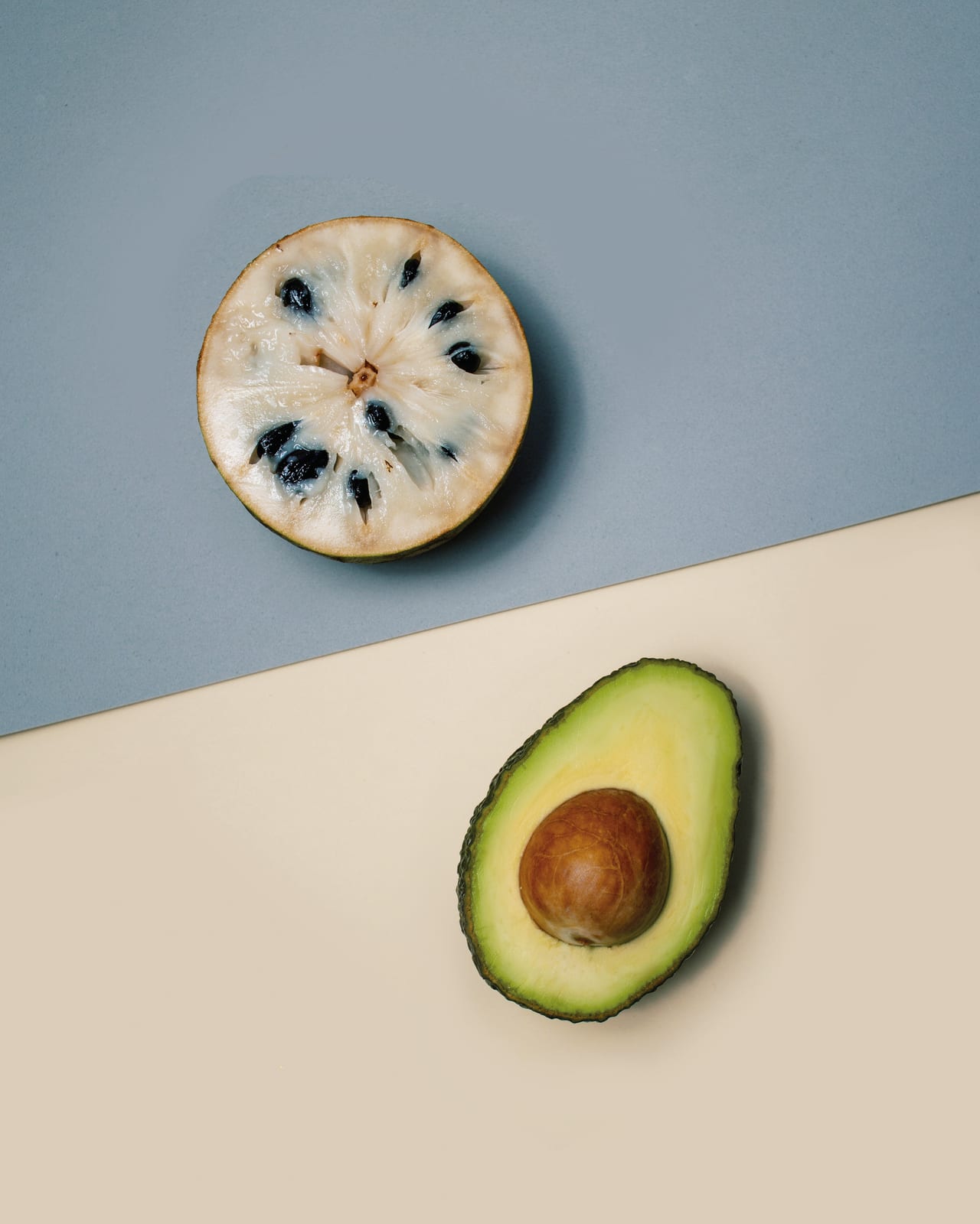 Aguacates dispuestos con hojas de menta