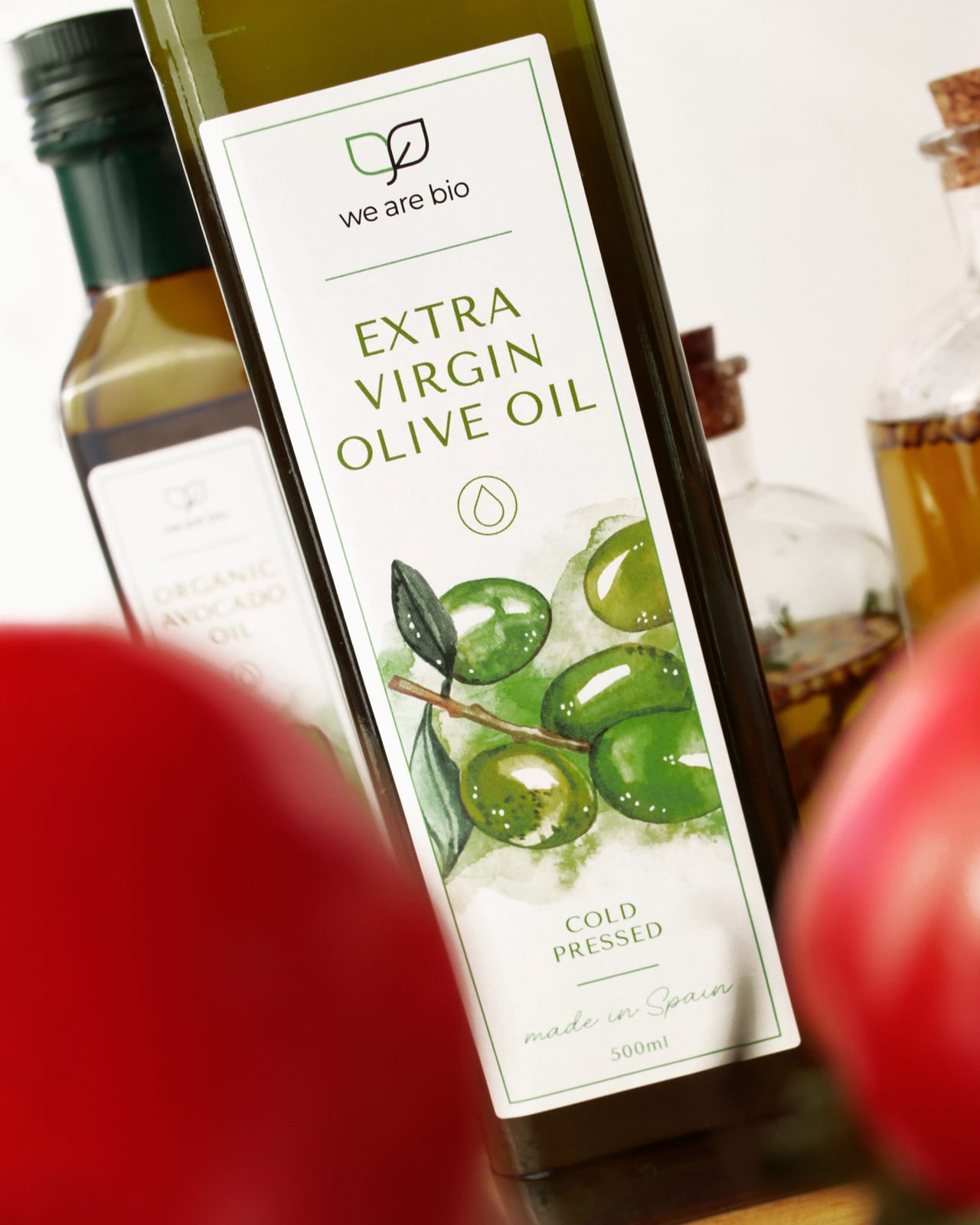 Dos mitades de aguacate maduro con luz cálida