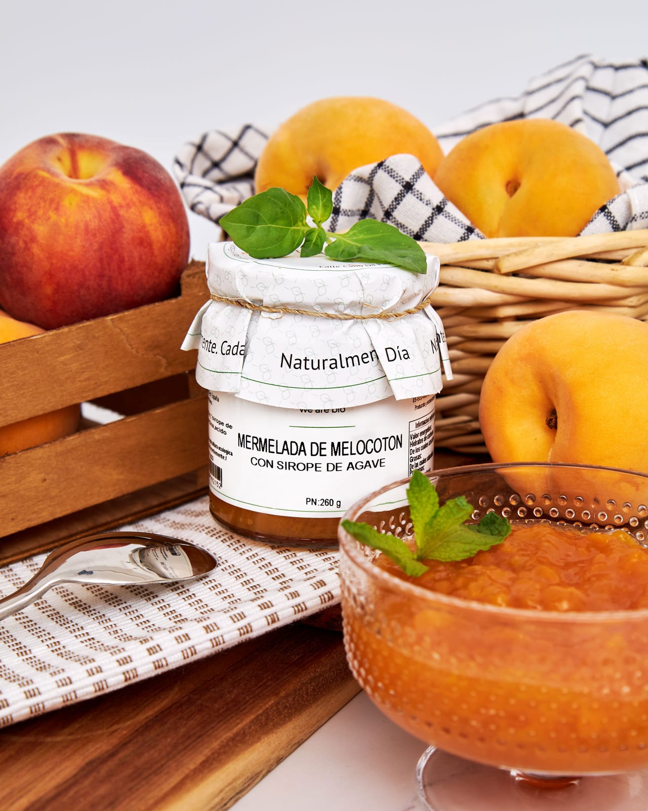 Un tarro de mermelada de fruta de hueso del Levante