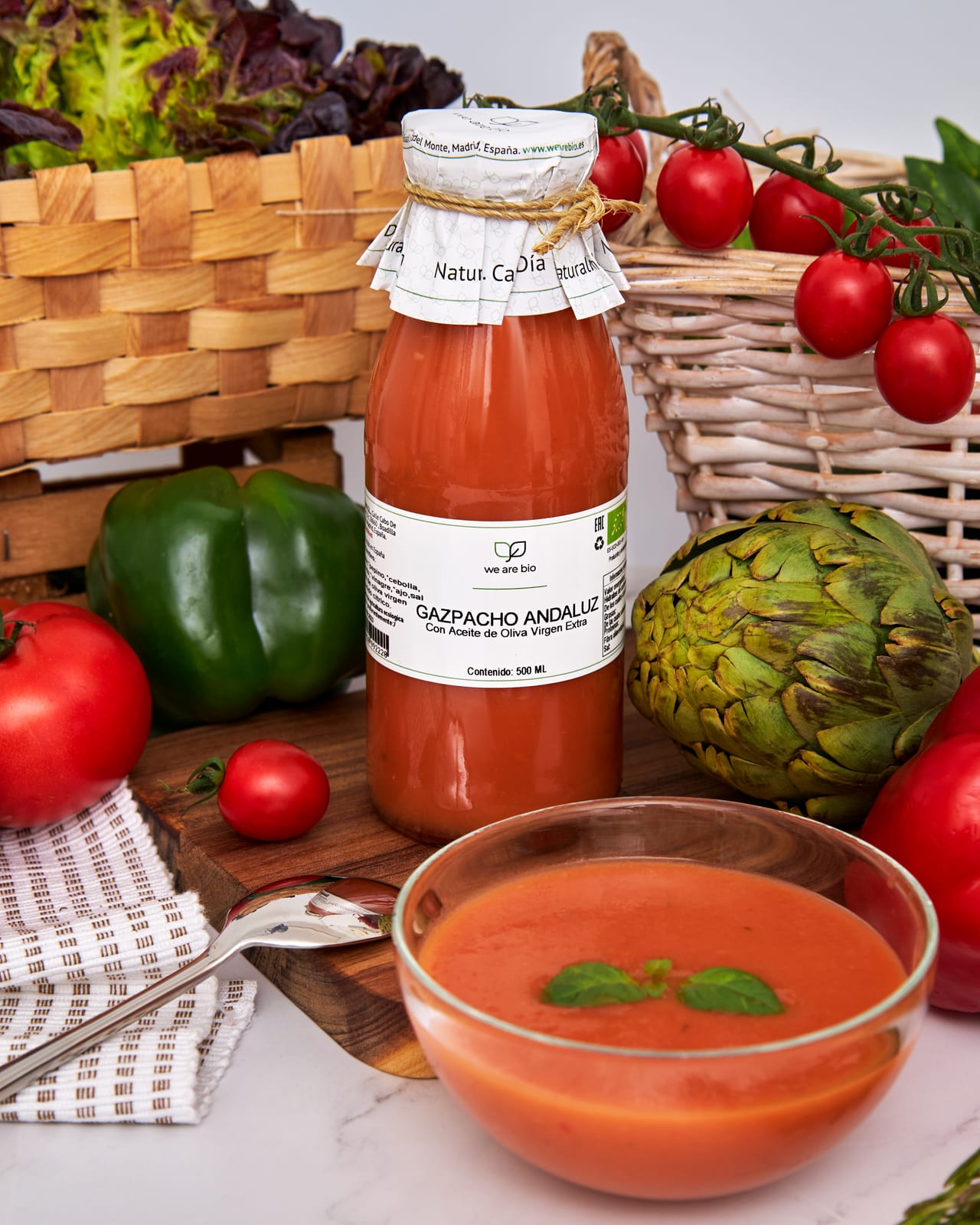 Una botella de gazpacho andaluz, el verano del Levante en forma líquida